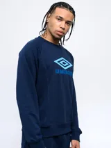 Buzo azul marino de felpa sin frisa, cuello redondo y logo de Umbro bordado en el pecho.