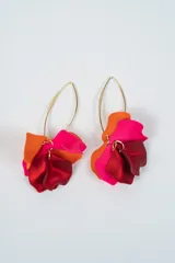 Aros colgantes con diseño de pétalos superpuestos en tonos vibrantes naranja, fucsia y rojo, montados sobre un gancho metálico dorado.