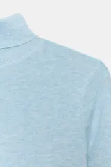 Jersey de punto con lana, color celeste, de cuello subido y manga larga, con diseño ajustado al cuerpo.