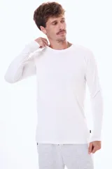 Remera de manga larga en color blanco, confeccionada en algodón, con cuello redondo y corte moderno.