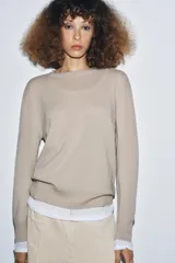 Jersey de punto liso color verde, con cuello redondo y manga larga. Confeccionado en hilatura de lana 100% con tacto suave.