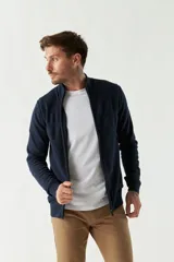 Campera tejida azul marino con cierre frontal, cuello alto y mangas largas.