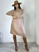 Vestido tipo polera de tejido liviano y elastizado, color vino tinto jaspeado, con cuello tortuga y mangas largas. Presenta un calce oversized.