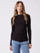 Remera negra de modal con cuello recto, manga larga y frunces en el lateral.