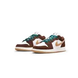 Championes Nike Air Jordan 1 Low SE, con diseño en tonos marrón, blanco y detalles en beige. Presenta cordones verdes con motas blancas y suela de goma color caramelo.