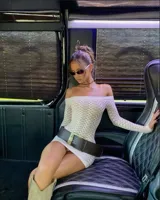 Vestido corto blanco de tejido de red, con escote off-shoulder y mangas largas.