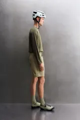 Pantalón corto de estilo técnico, color beige, con ajuste regular. Cuenta con cintura ajustable mediante cinturón de doble hebilla, cierre frontal con cremallera y botón a presión, bolsillos laterales y bolsillos con cremallera oculta.