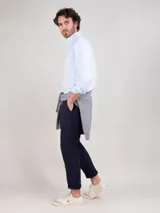 Camisa de hombre oxford lisa color celeste, de corte regular fit, con cuello buttondown y cierre frontal con botones. Tiene manga larga con puño simple y logo bordado en el pecho.