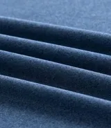 Remera deportiva azul para hombre, modelo comfort, confeccionada en tejido de poliéster con tecnología Dry, cuello redondo y mangas largas.