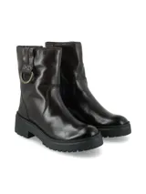 Bota de caña media en cuero color chocolate, con suela track dentada y detalle de argolla metálica en el lateral superior.