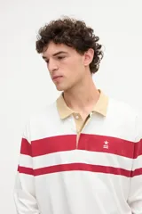 Remera polo de manga larga con diseño de rayas horizontales rojas sobre fondo blanco, cuello camisero tostado con media cartera de botones y puños ajustados.