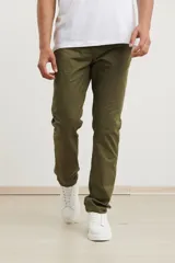 Pantalón de vestir verde militar, de corte recto y tiro medio.
