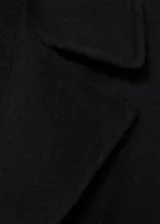 Abrigo tipo batín de lana reciclada en color negro, con diseño oversize, cuello con solapas, cinturón desmontable y bolsillos delanteros.