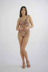 Body de microtul estampado con animal print de serpiente en tonos marrones, con escote en V, tirantes finos y espalda baja.