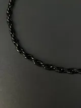 Collar de cadena con eslabones trenzados de diseño robusto y versátil. Fabricado en acero inoxidable con recubrimiento en tono dorado.