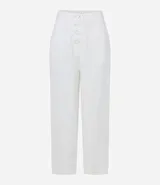 Pantalón pantacourt de viscosa color blanco, con bolsillos laterales y cierre con botones delanteros.