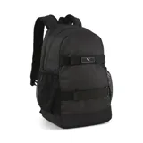 Mochila Puma modelo Deck, color negro, con diseño funcional que incluye correas frontales ajustables, bolsillos laterales de malla y compartimento principal con cierre. Presenta el logo de la marca en una etiqueta rectangular en el frente.