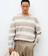 Suéter Marfinno de cuello redondo y mangas largas, confeccionado en tricot texturizado con diseño de rayas horizontales en tonos degradé de beige, blanco, gris y marrón.