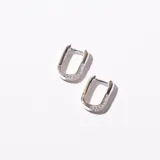 Par de aros plateados con forma rectangular y borde inferior con incrustaciones de strass.