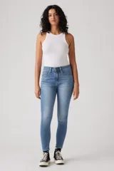 Pantalón de jean de calce ajustado, tiro alto y color celeste.