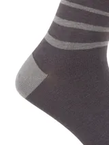 Calcetines de largo medio confeccionados en fibra de bambú, color gris con diseño de rayas horizontales y logo RKF en la parte superior. Presentan talón y puntera en tono gris claro.