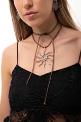 Collar tipo gargantilla con dije de sol en alpaca, montado sobre un tiento sintético marrón regulable que permite ajustarlo a diferentes alturas.