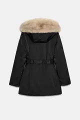 Anorak acolchado negro resistente al agua y al viento, con cuello subido y capucha con pelo sintético en tono tostado a contraste. Cuenta con manga larga, bolsillos delanteros con cierre, cinturón elástico ajustable con hebilla metálica y cierre frontal con cremallera y botones a presión ocultos.