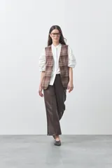 Camisa de manga larga en color celeste, con cuello mao y cierre frontal oculto. Presenta un diseño de silueta relajada con sisa caída y un bolsillo aplicado en el pecho.