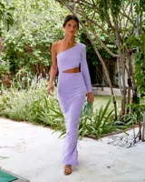 Vestido largo color lavanda de un hombro solo, con manga larga y abertura en la cintura.