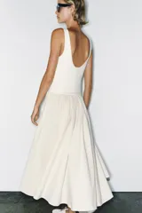 Vestido midi combinado con cuerpo ajustado de escote corazón, tirantes anchos y falda amplia de corte evasé en contraste.