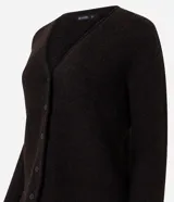 Cardigan de punto color marrón oscuro, con escote en V, cierre frontal con botones y mangas largas.