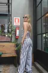 Pantalón largo de tiro alto con estampado de rayas verticales en blanco y gris.