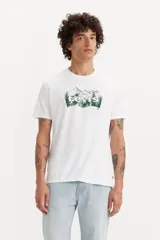 Remera blanca de algodón de Levi's con cuello redondo y estampado frontal del logo de la marca con diseño de montañas y árboles en color verde.