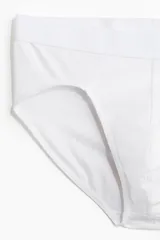 Pack de tres calzoncillos slip blancos de punto elástico, con cintura elástica ancha, parte delantera forrada y costuras planas.