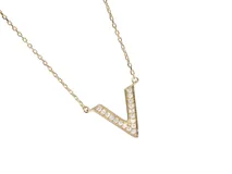 Collar dorado con dije en forma de V cubierto de circonitas blancas.