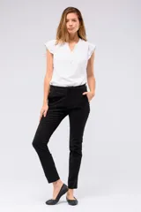 Pantalón de gabardina gris con corte clásico, bolsillos laterales y traseros, y cierre frontal con botón y cremallera. Incluye cinturón fino de cuero marrón con hebilla dorada.