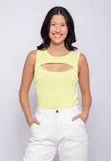 Top negro de tejido de punto ajustado al cuerpo con abertura circular en el pecho y cuello redondo.