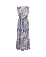 Vestido largo sin mangas con escote en V, diseño holgado y ajuste en la cintura mediante cordón. Presenta un estampado floral en tonos azules y violetas sobre fondo claro.