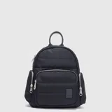 Mochila urbana de diseño acolchado con costuras horizontales, color negro. Cuenta con un compartimento principal con cierre, un bolsillo frontal con cierre y dos bolsillos laterales con cierre. Incluye asa superior y correas ajustables, con detalles en cuero vegano.