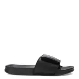 Chanclas Umbro de color negro, con banda superior ajustable mediante velcro y detalle del logo de la marca en relieve.