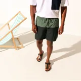 Sandalias Birkenstock modelo Gizeh Eva, color negro, con tira entre los dedos y hebilla ajustable. Fabricadas en material EVA, resistente al agua y ultraligero.