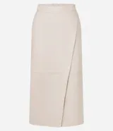 Falda midi negra de cuero sintético con diseño cruzado tipo sobre, bolsillos laterales y cierre trasero.