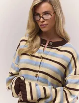 Cardigan tejido de punto con diseño a rayas horizontales en tonos crema, celeste y marrón. Presenta cuello redondo, cierre frontal con botones y mangas largas con puños acanalados en color marrón.