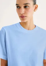 Camiseta verde de algodón de corte recto y mangas cortas.