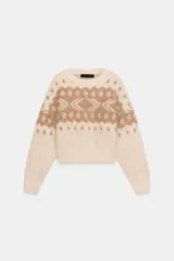 Jersey de punto con cuello redondo y manga larga, confeccionado con un tejido de efecto cepillado. Presenta un diseño jacquard con motivos geométricos en tonos beige y crema, con terminaciones en rib.