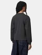 Remera de manga larga Carhartt con silueta holgada, confeccionada en algodón liviano con acabado teñido en prenda. Presenta cuello redondo y etiqueta cuadrada tejida en el pecho.