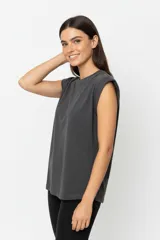 Remera sin mangas de algodón con hombreras, cuello redondo a la base y corte holgado.