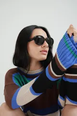 Buzo tejido con diseño de rayas horizontales en tonos marrón, azul, verde y blanco.