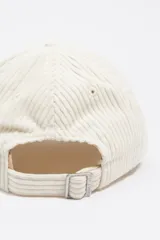 Gorra de diseño clásico confeccionada en tejido de pana, con visera curva y logo bordado en el frente.