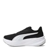 Championes de running Puma Max Stride Lite, de color negro con la franja lateral y la entresuela gruesa en color blanco. Cuentan con capellada de malla transpirable, cordones negros y suela con tracción.